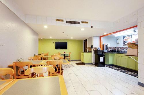 Food and beverages, Economy Inn & Suites in Denton
