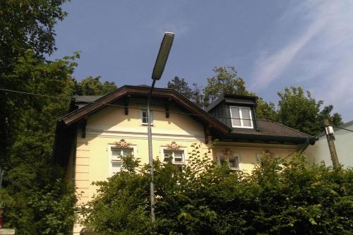 A szálláshely kívülről, Quiet, spacious and family-friendly top-floor apartment, 100m2, 2 bedrooms, garden view in Hietzing-West