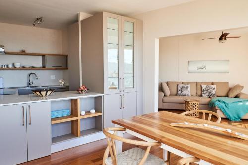 Cocina, Enjoy breathtaking views from our authentically furnished apartment in Vredehoek