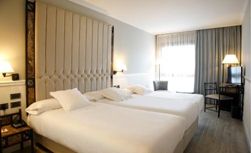 3 twin beds