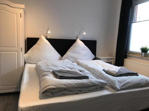 1 queen bed, 1 twin bed
