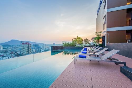 Swimming pool, Somerset Harbourview Sri Racha in Chonburi
