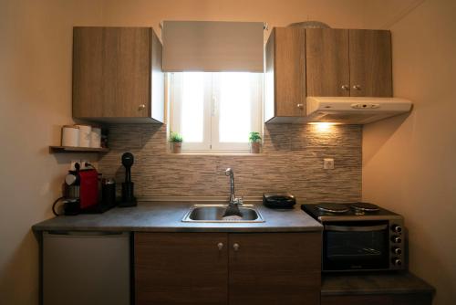 COZY APT NEXT TO METRO AND CLOSE TO ACROPOLIS!, Athens (photo 10)