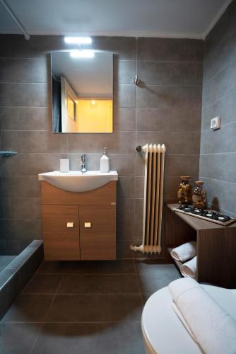 COZY APT NEXT TO METRO AND CLOSE TO ACROPOLIS!, Athens (photo 7)