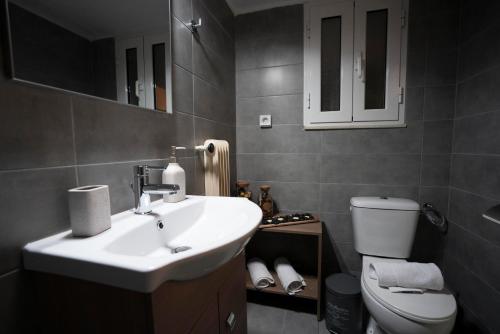 COZY APT NEXT TO METRO AND CLOSE TO ACROPOLIS!, Athens (photo 6)