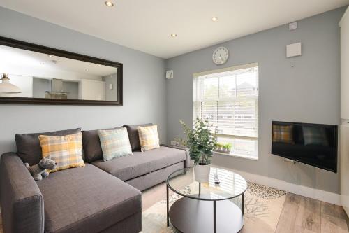 Arena Apartments - Stylish and Homely Apartments by the Ice Arena with Parking