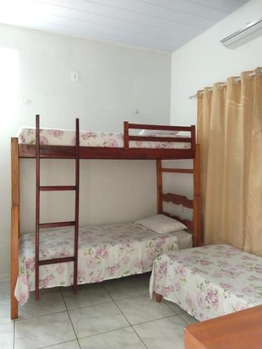 Economy Triple Room with External Shared Bathroom image 6