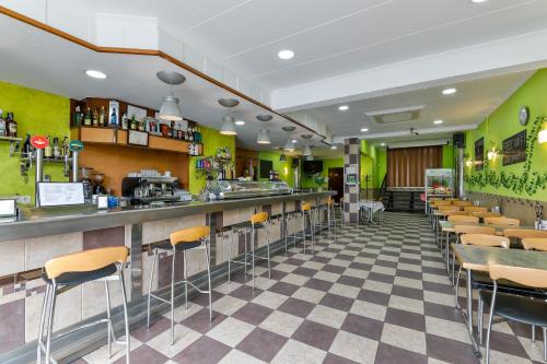 Pub/Lounge, OYO Can Peixan in Alcarras