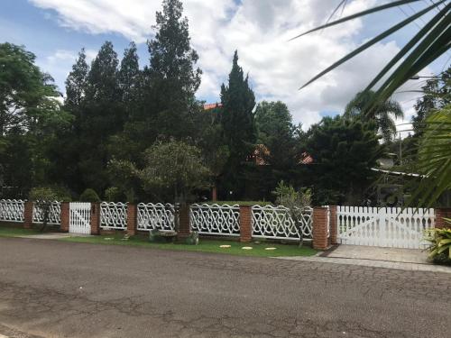 Casa alto padrão em condomínio fechado - São Roque