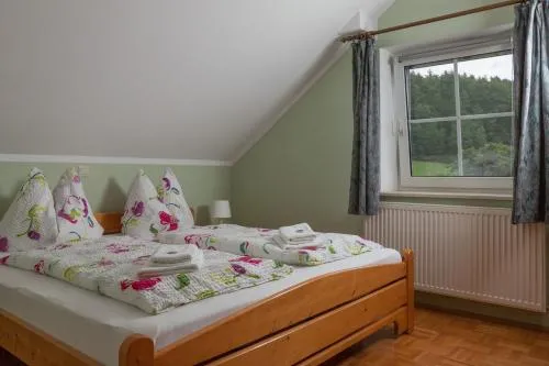 Ferienwohnungen am Ferienhof Schiegl - gerne auch Handwerker, Monteure in Brennberg, Deutschland