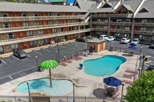 Crossroads Inn & Suites - image 31