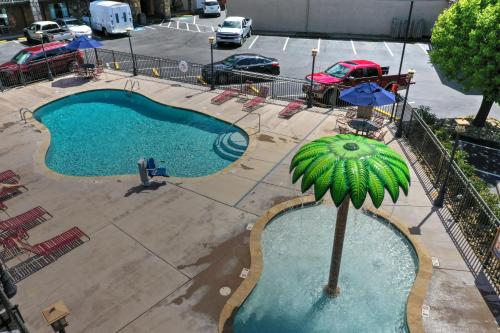 Crossroads Inn & Suites - image 19