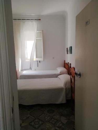Double or Twin Room image 3