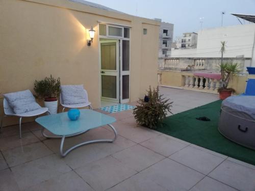 Studio apartment with private terrace, Jacuzzi & views in Mosta