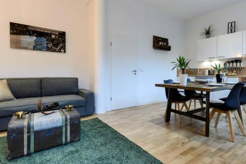 90sqm 2BR Design Gem - outdoor terrace 642m von Berliner Kriminal Theater entfernt