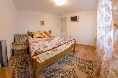 1 queen bed, 1 sofa bed