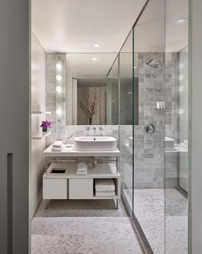 Superior King Room image 3