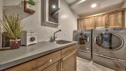 Luxury And Location - Right At The Heavenly Gondola Townhouse - image 9