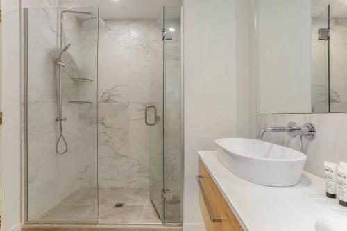 Modern & Stylish apt with sunny deck and carpark