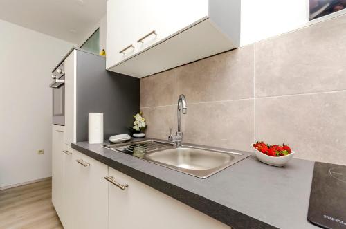 One-Bedroom Apartment image 10