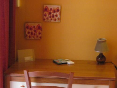 Single Room image 6