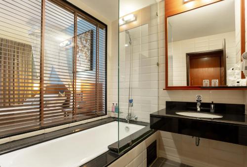 room detail thumbnail 2