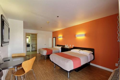 2 double beds
