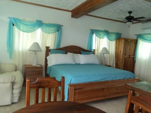 Fosters West Bay Resort Fosters West Bay Resort is a popular choice amongst travelers in Roatan, whether exploring or just passing through. The property features a wide range of facilities to make your stay a pleasant experi