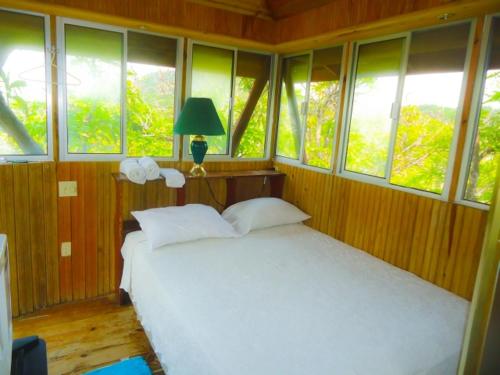 Fosters West Bay Resort Fosters West Bay Resort is a popular choice amongst travelers in Roatan, whether exploring or just passing through. The property features a wide range of facilities to make your stay a pleasant experi