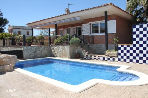 Chalet con piscina privada en zona tranquila de Cambrils