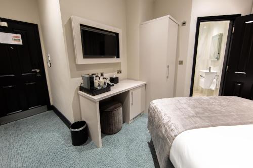 The Crescent Hyde Park - image 9