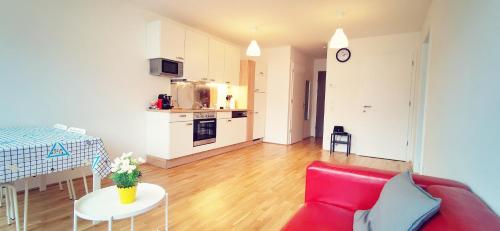 Cozzy Apartment near Metro