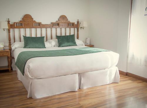 2 twin beds, 1 sofa bed