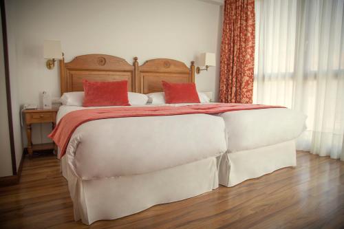 2 twin beds, 1 sofa bed