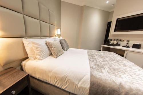 The Crescent Hyde Park - image 14