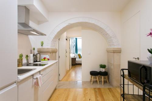ALTIDO Modern Apt for 5 with workspace and private entrance, moments from Lisbon Cathedral