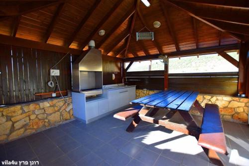 Ételek és italok, Villa Joe in Pki'in