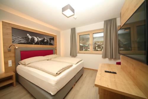 1 queen bed, 1 sofa bed