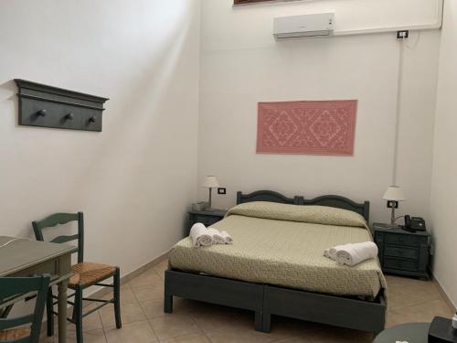 1 queen bed, 2 twin beds
