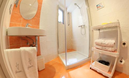 Hotel Fetiche Alojamiento con Encanto - 샤워실
