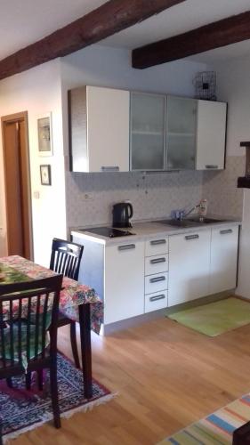 Konyha, Apartmaji pri Živcovih (Apartmaji pri Zivcovih) in Dutovlje