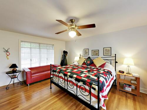 Light-Filled Charmer Home Home - image 8