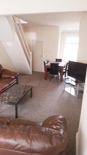 Contemporary & Modern 3 Bedroom Spacious House, , Greater Manchester