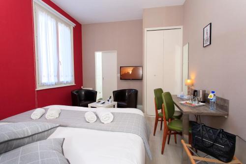 Logis Hotel De La Basilique - image 10