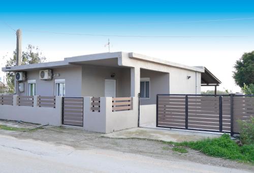  Cosy House by the Sea in Kokkinos Pyrgos