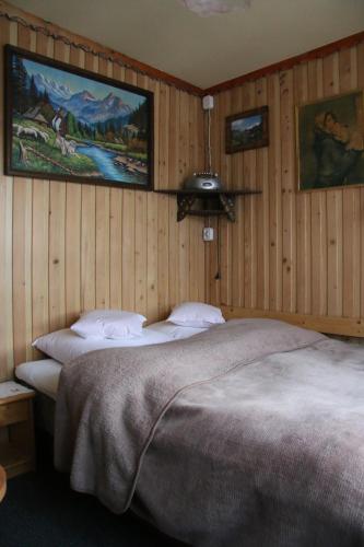 1 queen bed, 2 sofa beds
