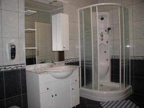 Parish Bull Hotel - image 3