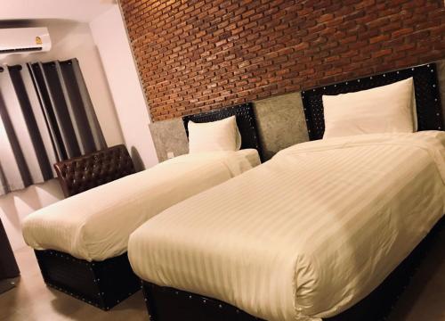 Pimchanok Resort Stop at Pimchanok Resort to discover the wonders of Phetchaburi. Offering a variety of facilities and services, the property provides all you need for a good nights sleep. Service-minded staff will w