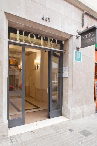 Entrance, Hotel Everest in Horta-Guinardó