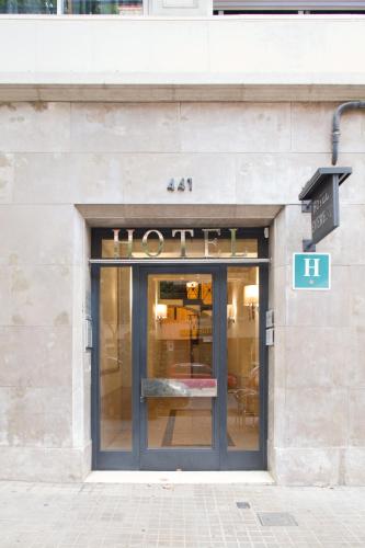 Entrance, Hotel Everest in Horta-Guinardó